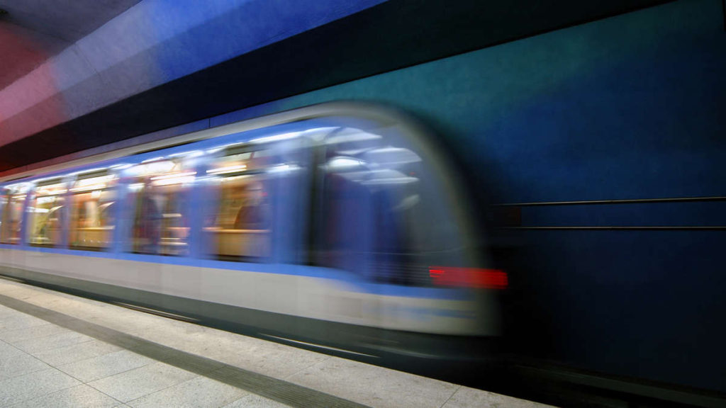 Mann zieht 23Jähriger in UBahn den Rock hoch Freunde